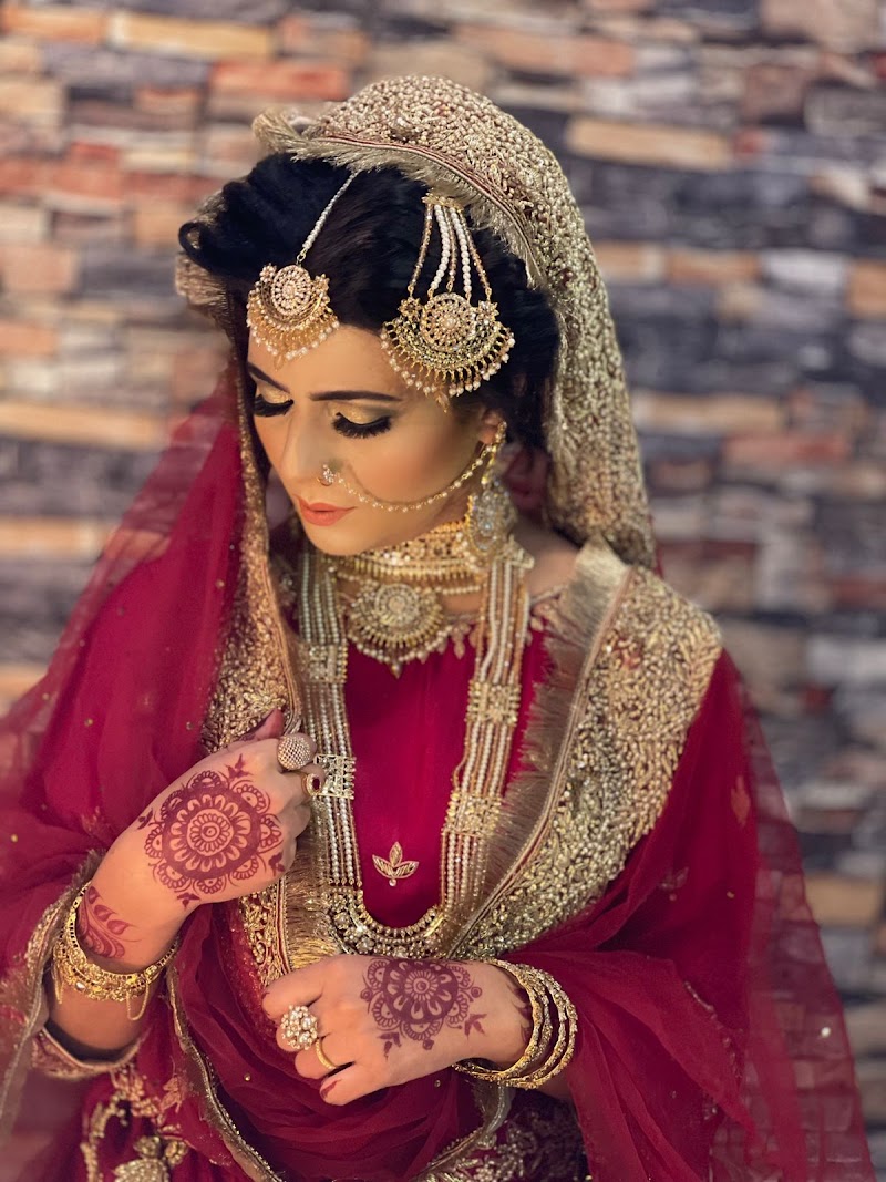Anam ismail signature salon in Okara, Punjab