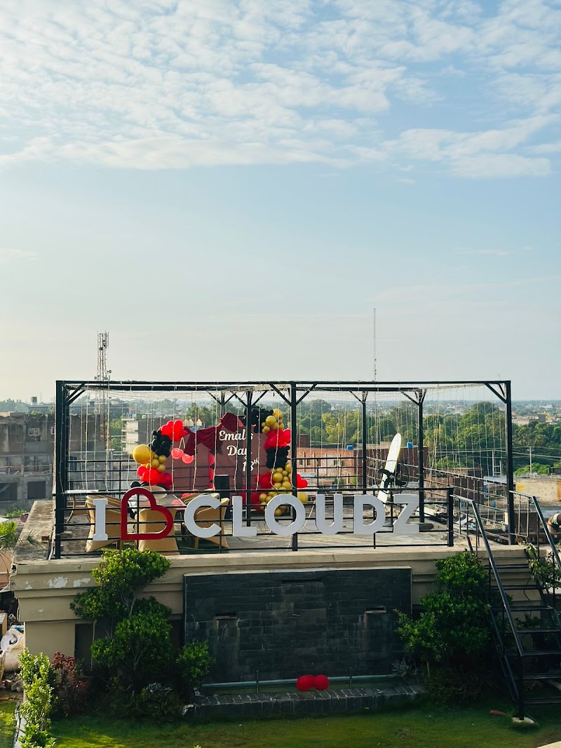 Cloudz cafe and restaurant in Gujrat, Punjab