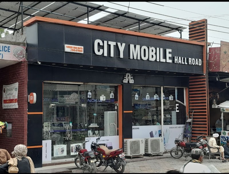 City Mobile Hall Road in Dera Ghazi Khan, Punjab