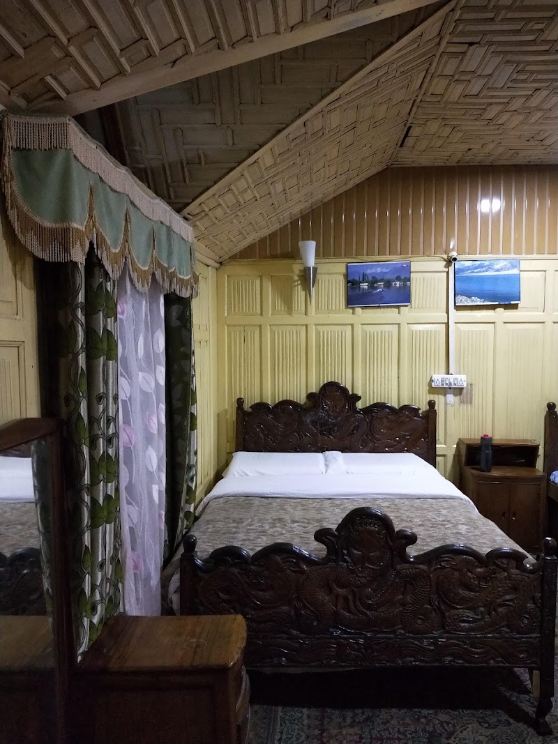 Lalarukh Group of Houseboats in Srinagar, Punjab