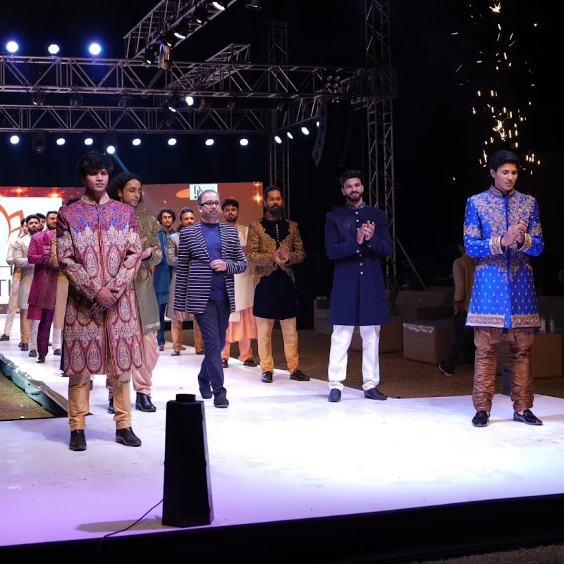 Gadhavi's in Vadodara, GJ