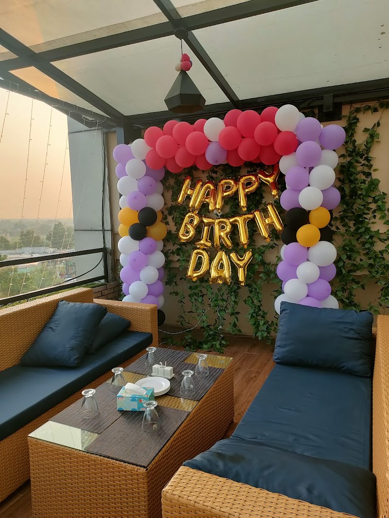 Cloudz cafe and restaurant in Gujrat, Punjab