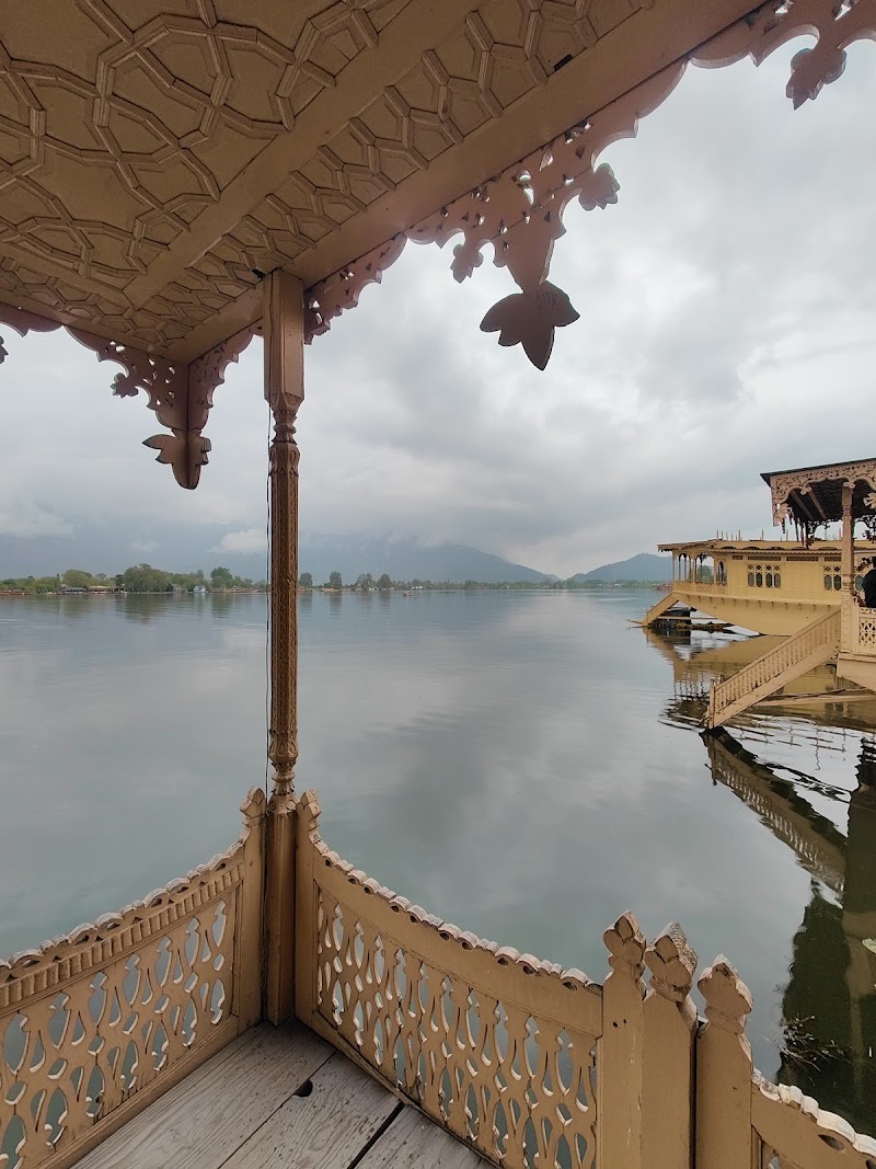 Wangnoo Houseboats, Best, Luxury houseboats in Srinagar, Kashmir - Nigeen Lake in Srinagar, Punjab