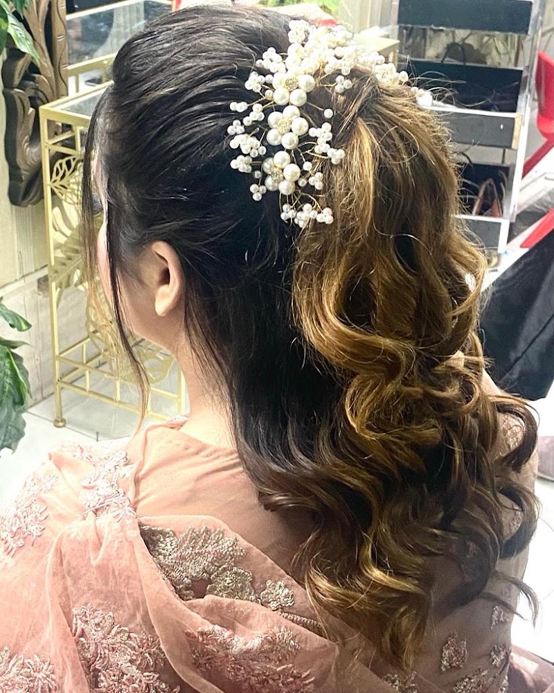 Aroosa Beauty Parlour in Jhang, Punjab