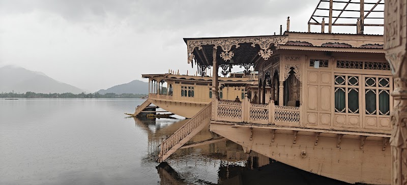 Wangnoo Houseboats, Best, Luxury houseboats in Srinagar, Kashmir - Nigeen Lake in Srinagar, Punjab
