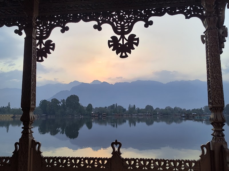 Wangnoo Houseboats, Best, Luxury houseboats in Srinagar, Kashmir - Nigeen Lake in Srinagar, Punjab