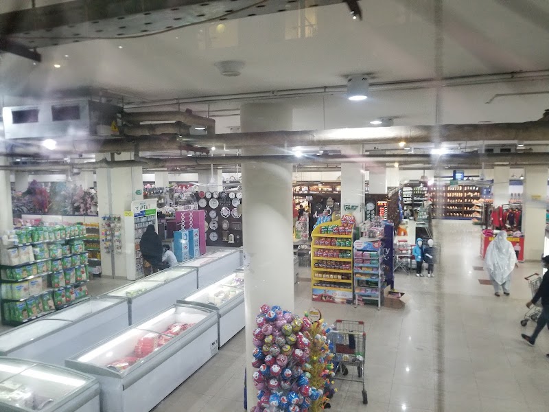 Hakim Mall in Mandi Bahauddin, Punjab