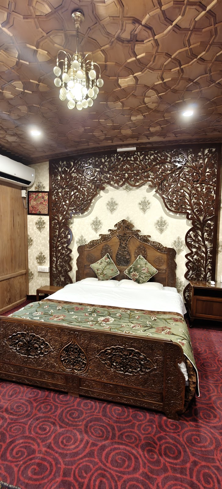 Wangnoo Houseboats, Best, Luxury houseboats in Srinagar, Kashmir - Nigeen Lake in Srinagar, Punjab