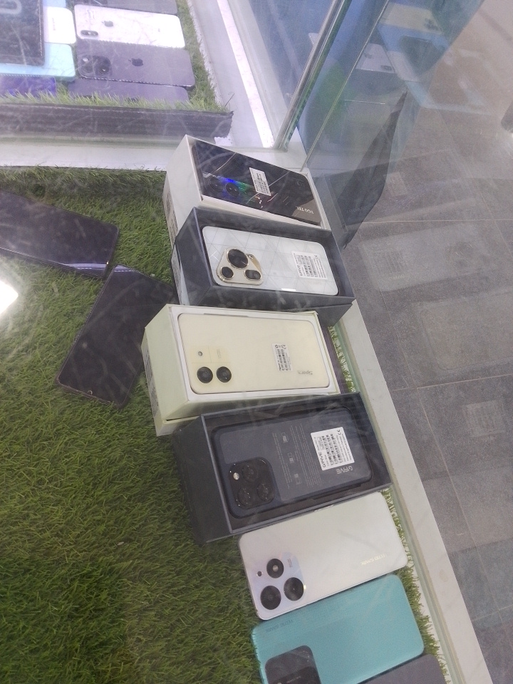 Al-Aziz Mobiles in Burewala, Punjab