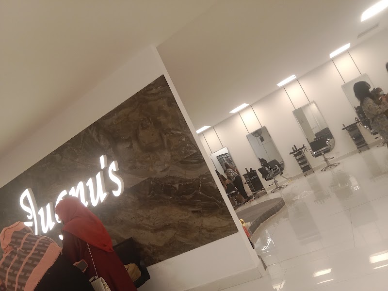 Jugnu's Salon Gujranwala in Gujranwala, Punjab