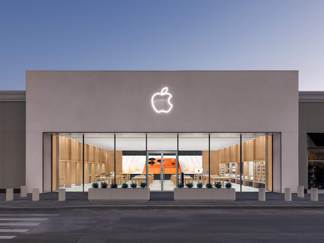 Apple The Shops at Blackstone Valley