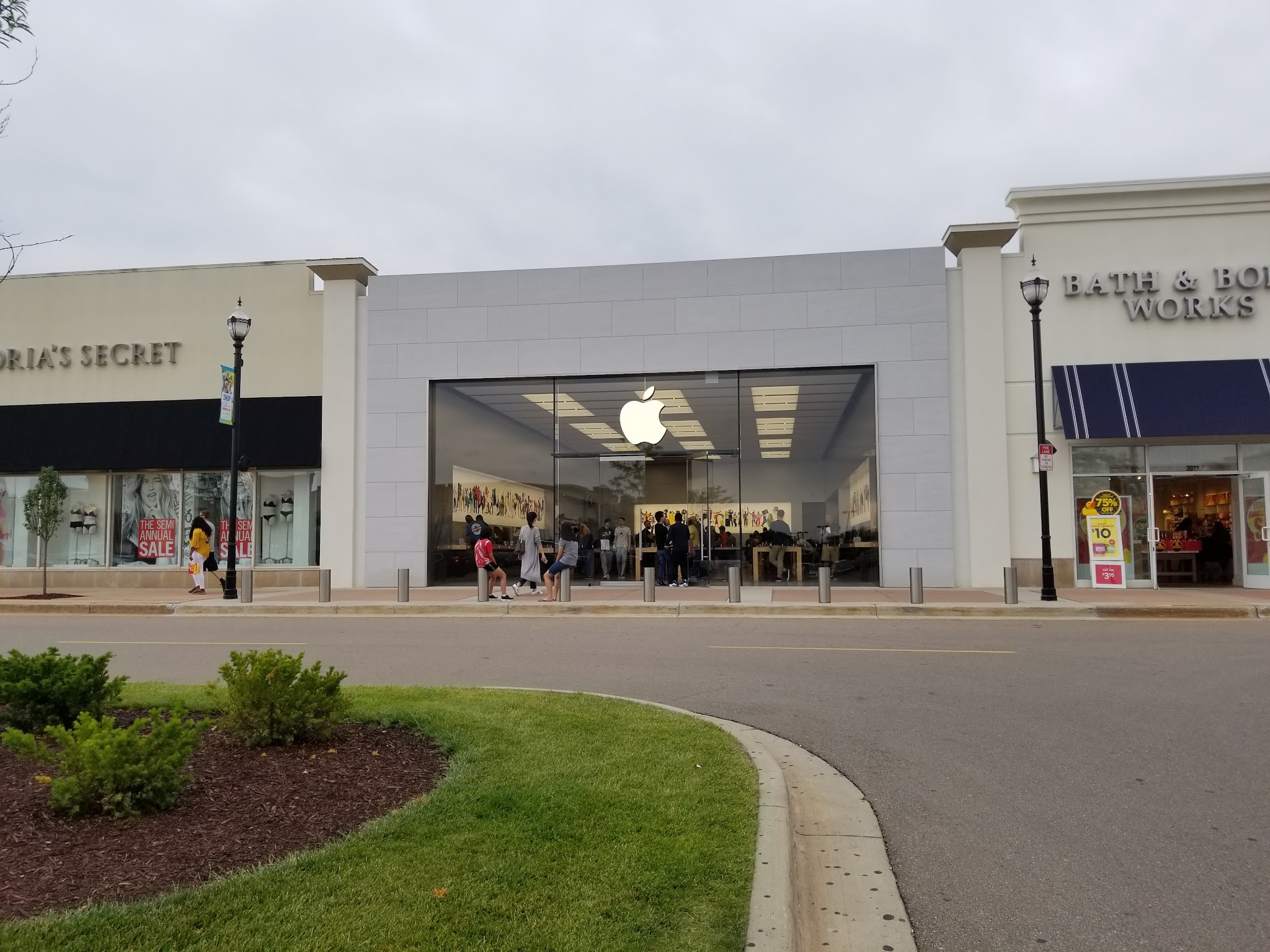 Apple Eastwood Towne Center