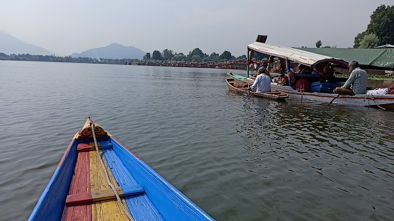 Wangnoo Houseboats, Best, Luxury houseboats in Srinagar, Kashmir - Nigeen Lake in Srinagar, Punjab