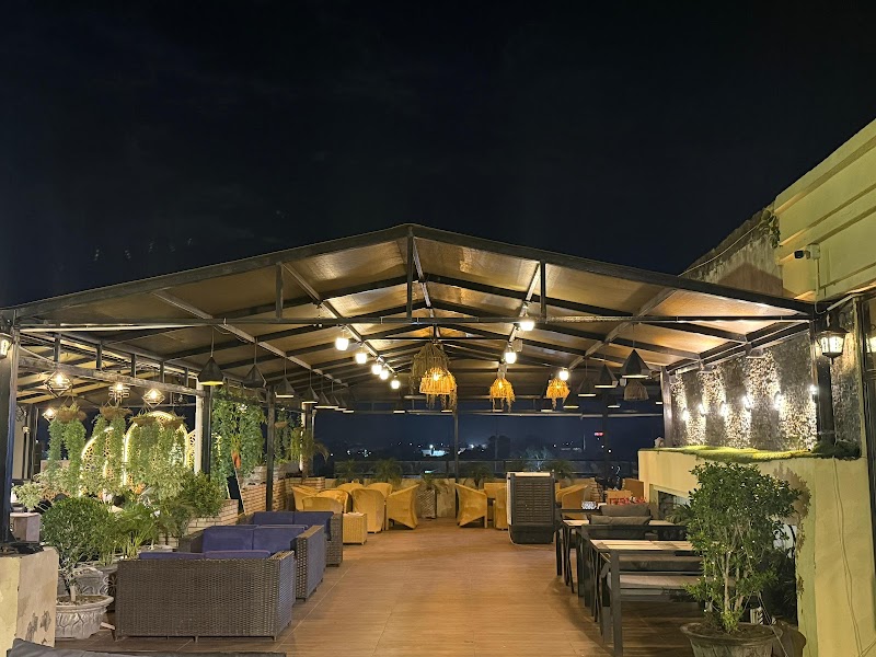 Cloudz cafe and restaurant in Gujrat, Punjab