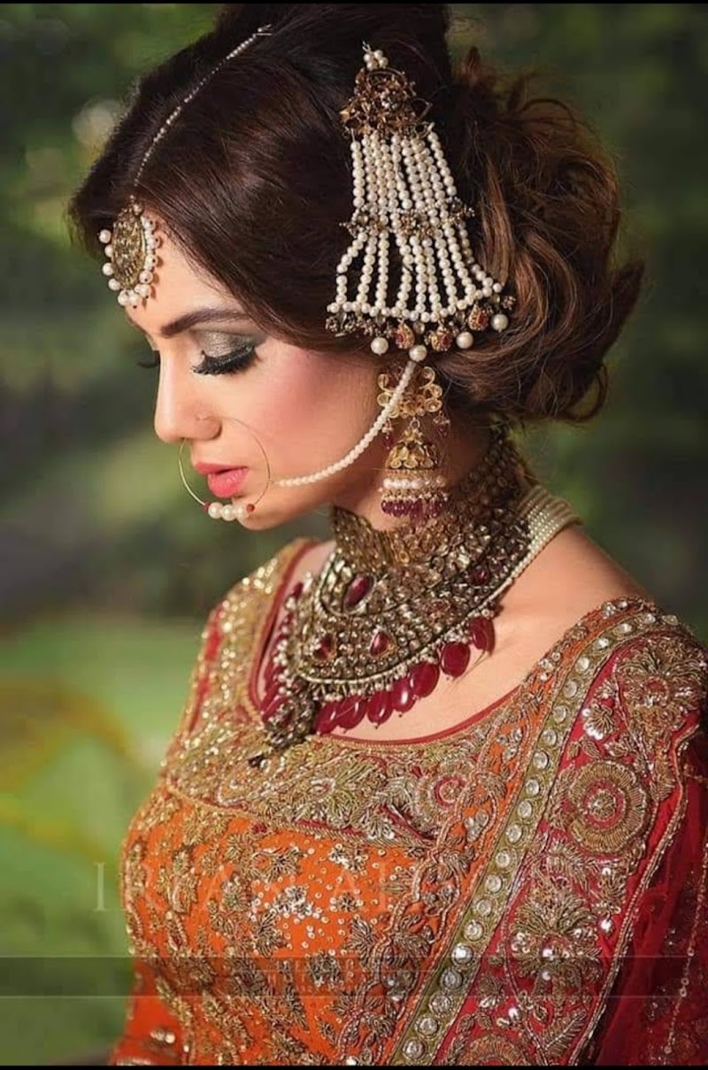 Anam ismail signature salon in Okara, Punjab