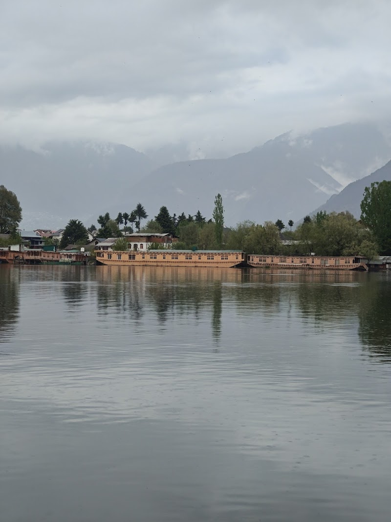 Wangnoo Houseboats, Best, Luxury houseboats in Srinagar, Kashmir - Nigeen Lake in Srinagar, Punjab