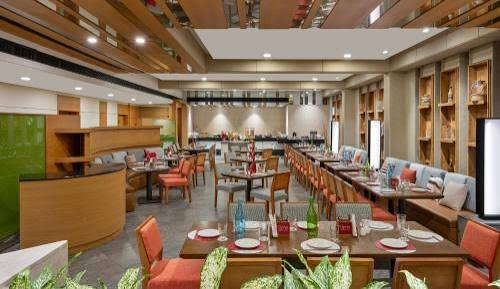 Alnoor restaurant is Best hotel on the silanwali jhang road .