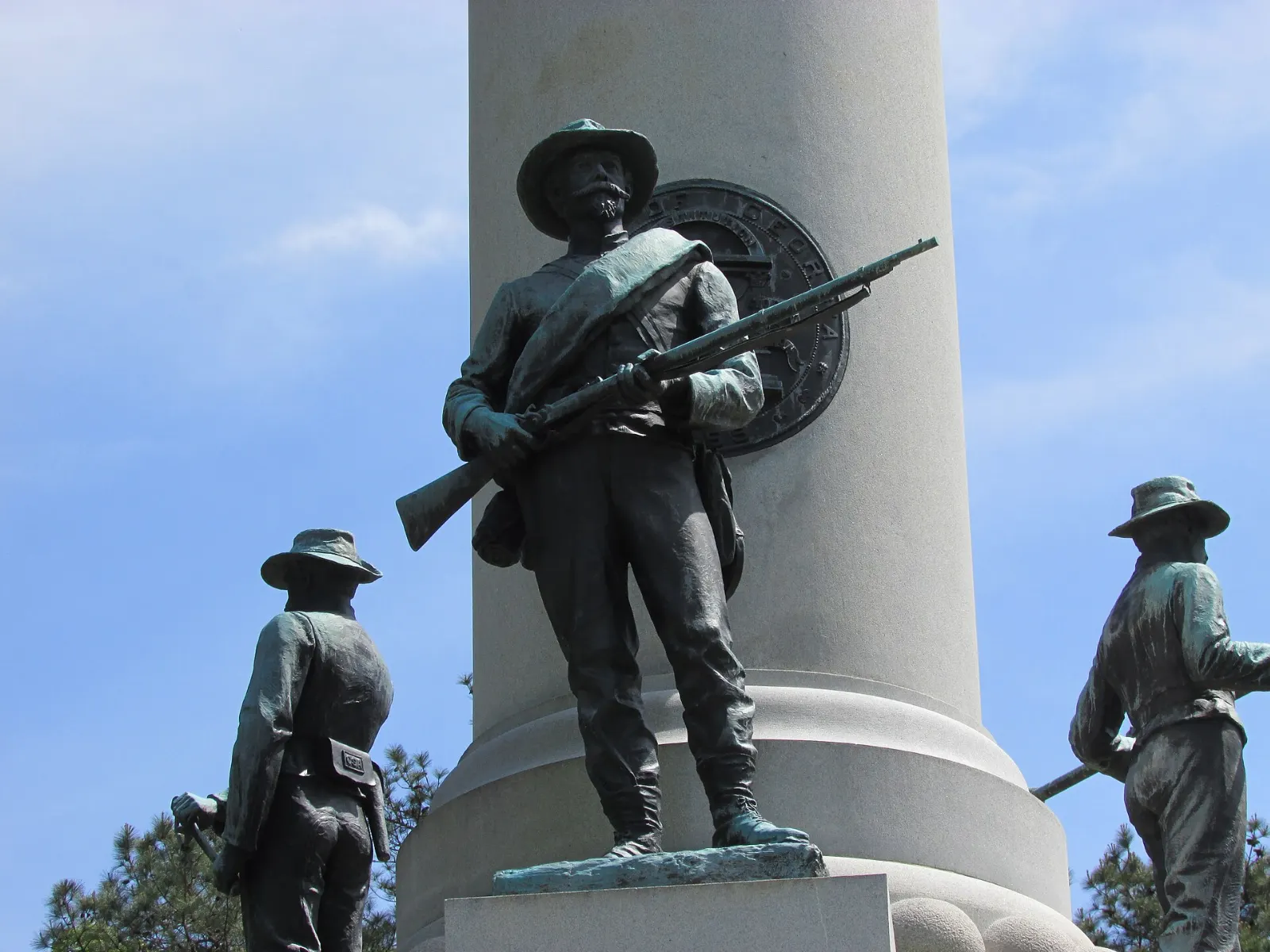 A stone monument and cannon in a field at Chickamauga Battlefield, Chattanooga, Tennessee
