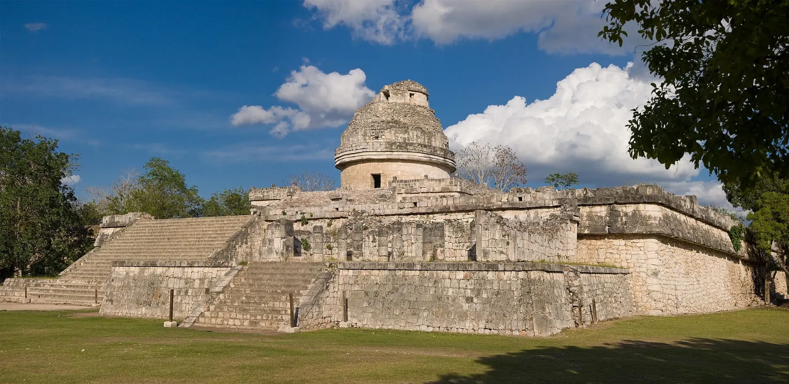 The round El Caracol observatory building at Chichén Itzá, Yucatán