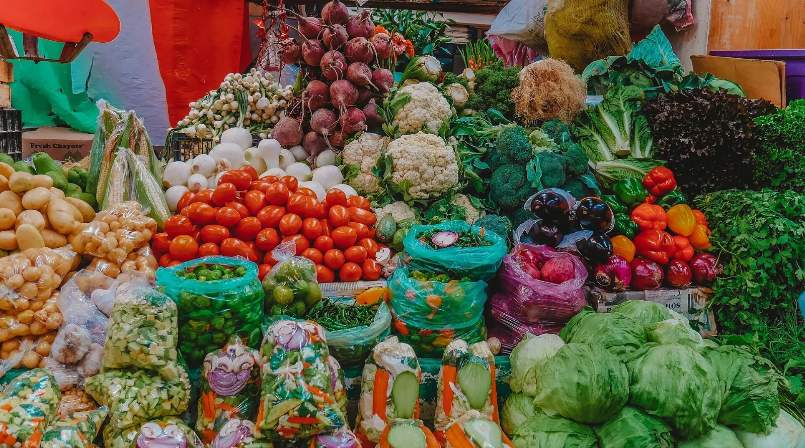 Vendors and produce inside the municipal market of Cholula, Puebla