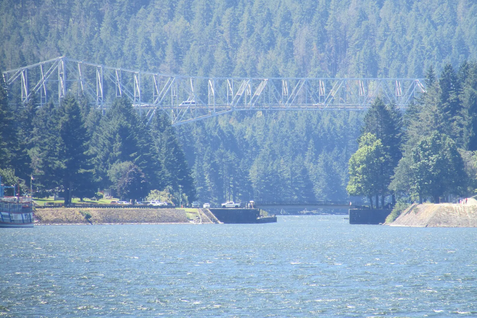 The steel cantilever Bridge of the Gods spanning the Columbia River at Cascade Locks, Columbia River Gorge, Oregon