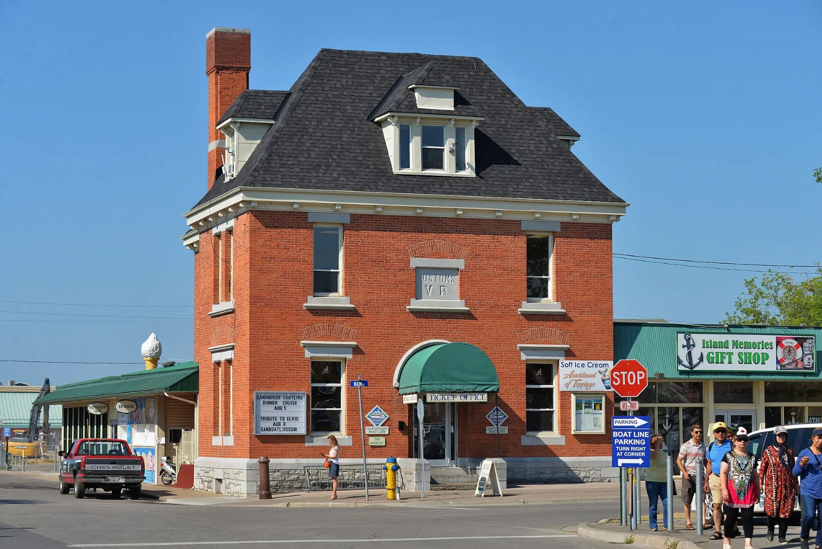 Tour boat cruising among the Thousand Islands, Gananoque, Ontario