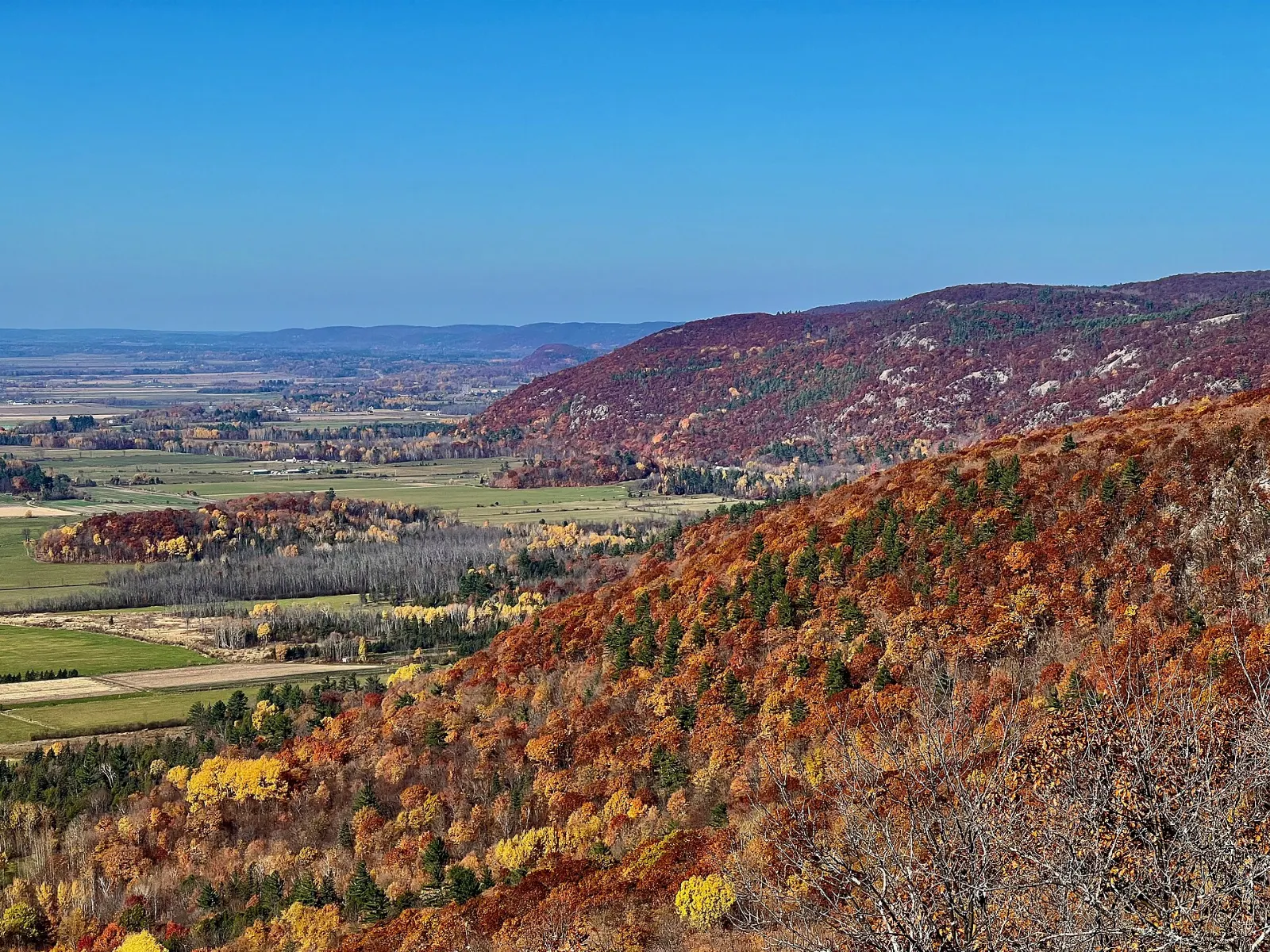 Gatineau Park Quebec Fall Colour Lookouts and Pink Lake