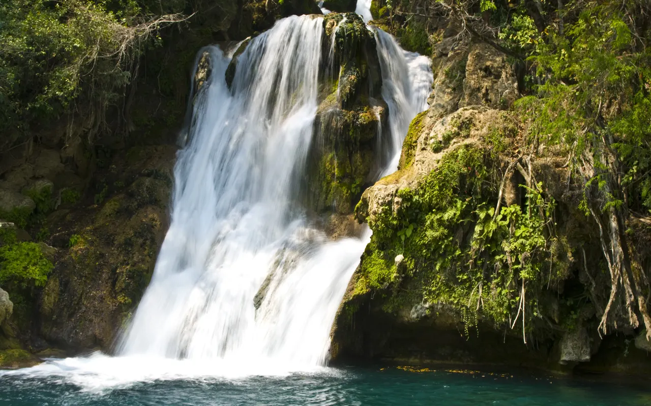 Turquoise pools and cascades over travertine ledges at Tamasopo, Huasteca Potosina, San Luis Potosí