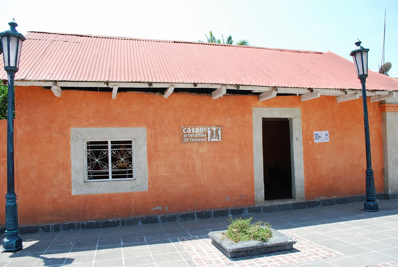 Crafts made from palm fronds and ceramics sold in Jalpan de Serra, Querétaro