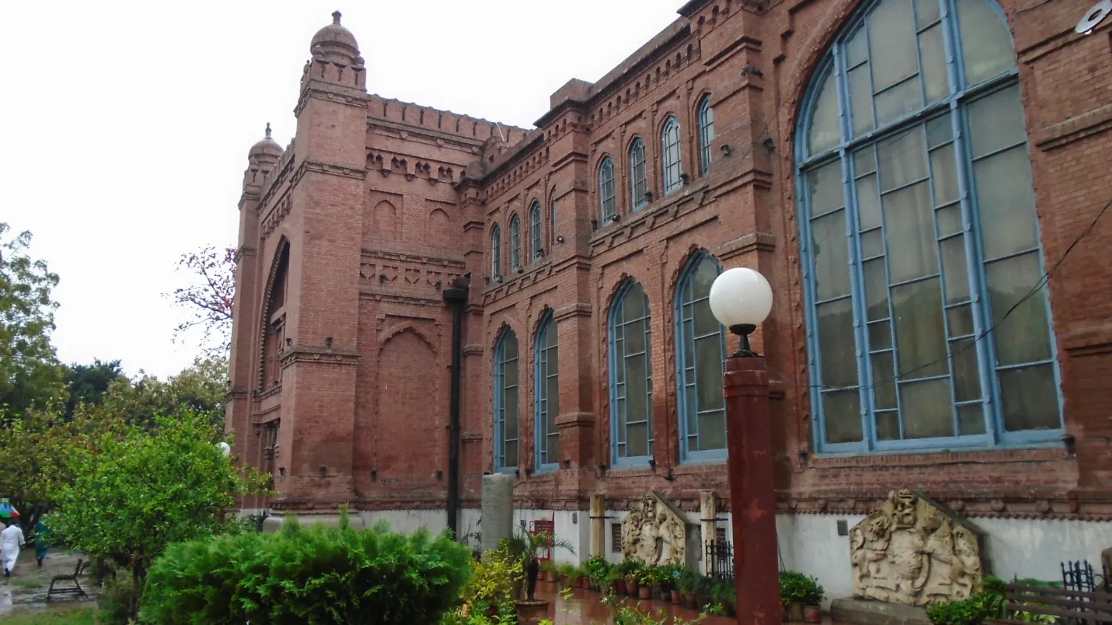 Lahore Museum and the Zamzama gun, Lahore, Pakistan