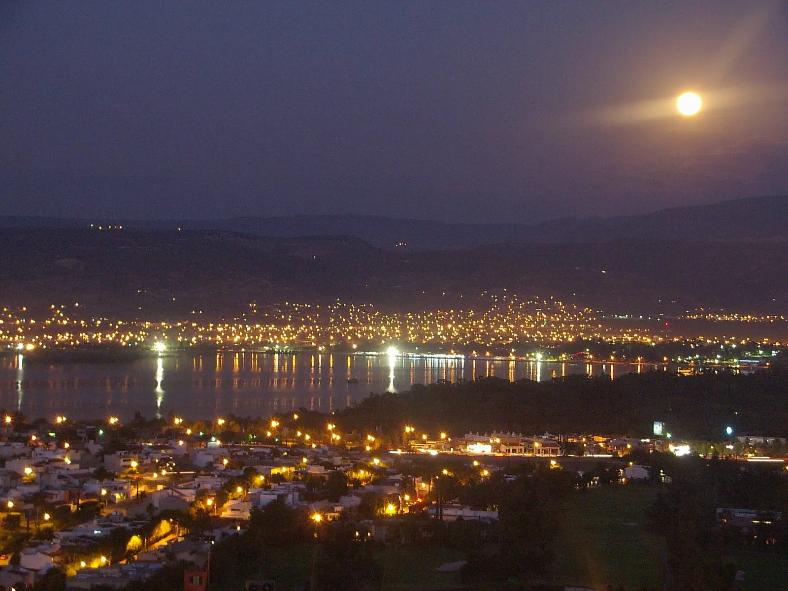 Lake and paths in the Parque Metropolitano of León, Guanajuato