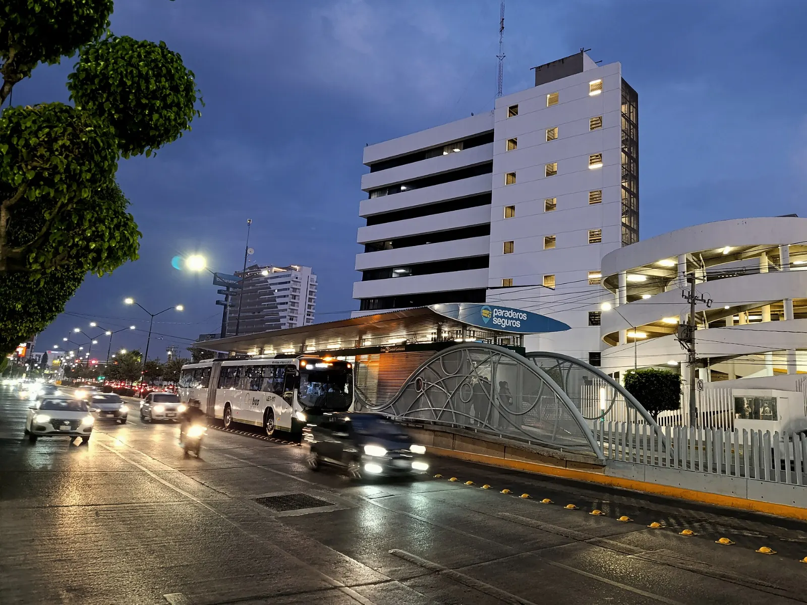 An articulated Optibús bus at a station in León, Guanajuato