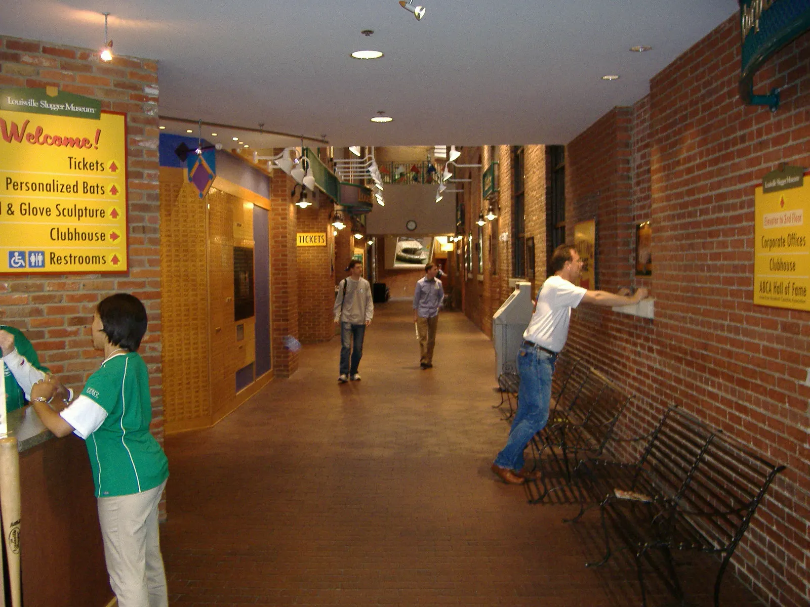 The giant steel baseball bat leaning against the Louisville Slugger Museum on Main Street, Kentucky