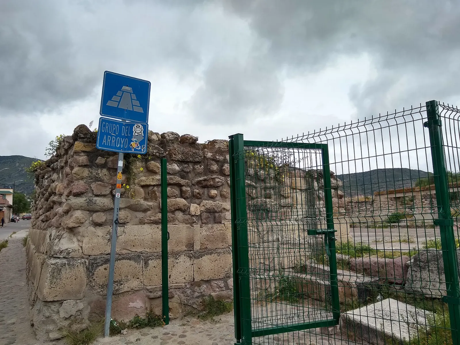 Low ancient structures in the Arroyo Group at Mitla, Oaxaca