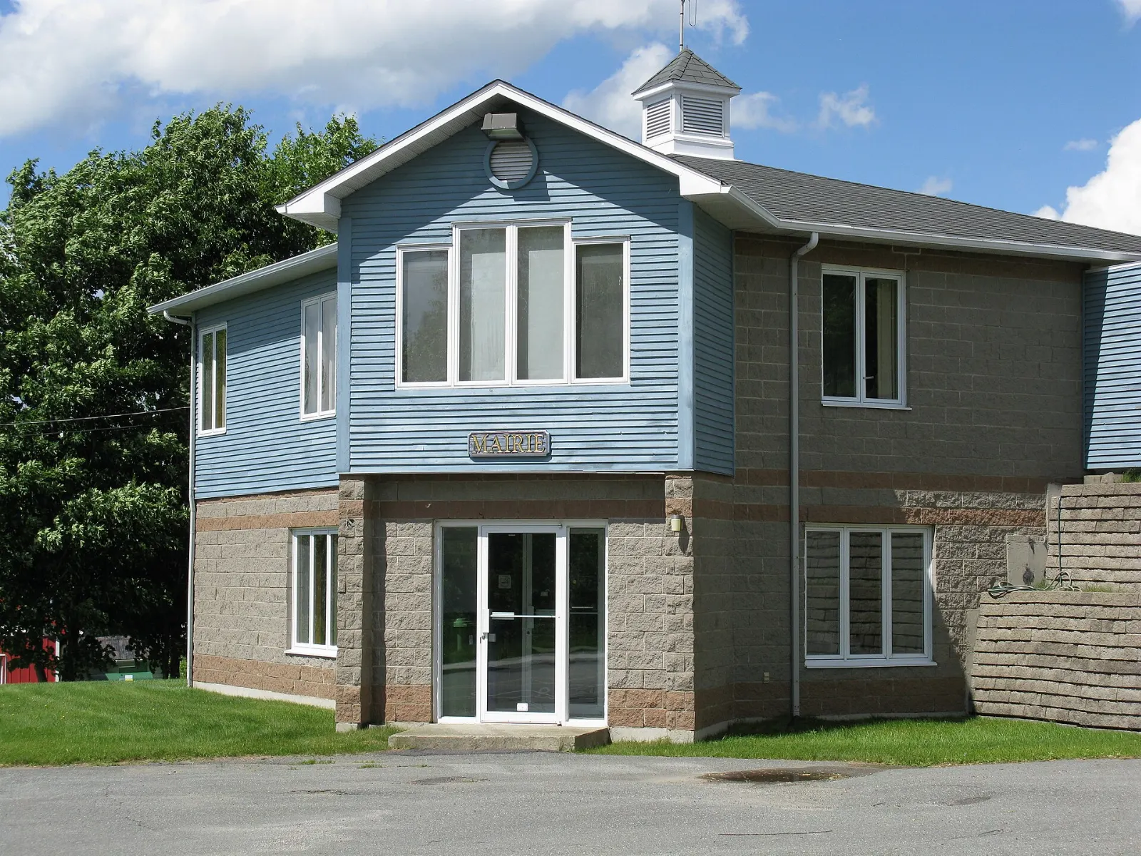 Rural summer theatre building near North Hatley, Quebec