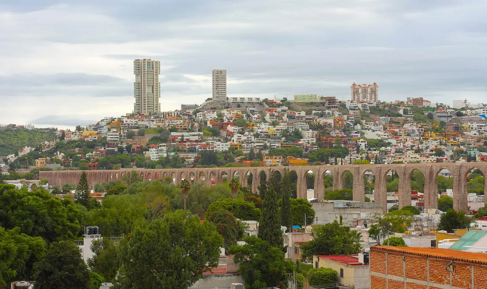 Arches of the aqueduct in the city of Querétaro, Peña de Bernal, Querétaro