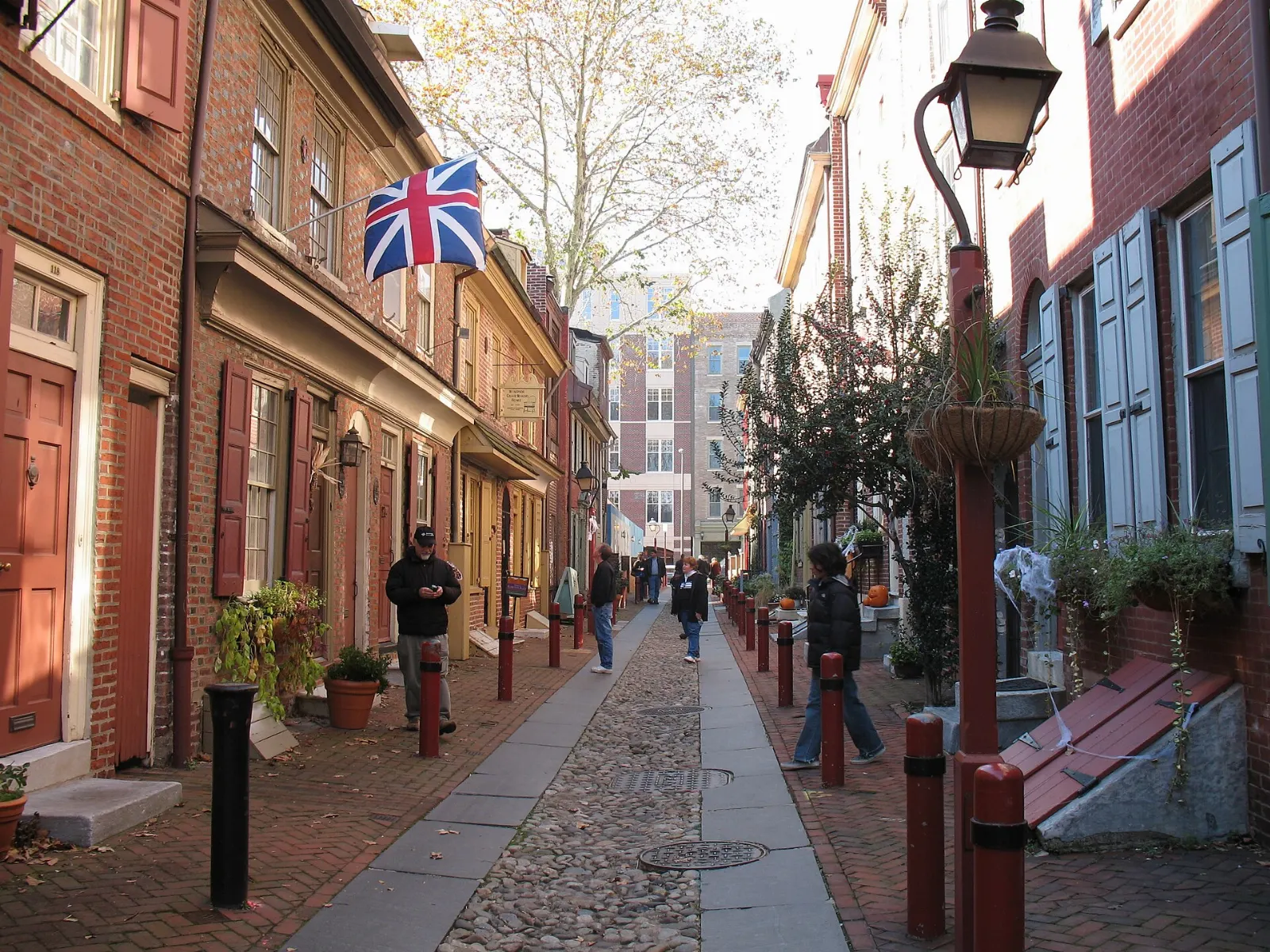 Narrow cobblestone Elfreth's Alley lined with eighteenth-century brick row houses, Philadelphia, Pennsylvania