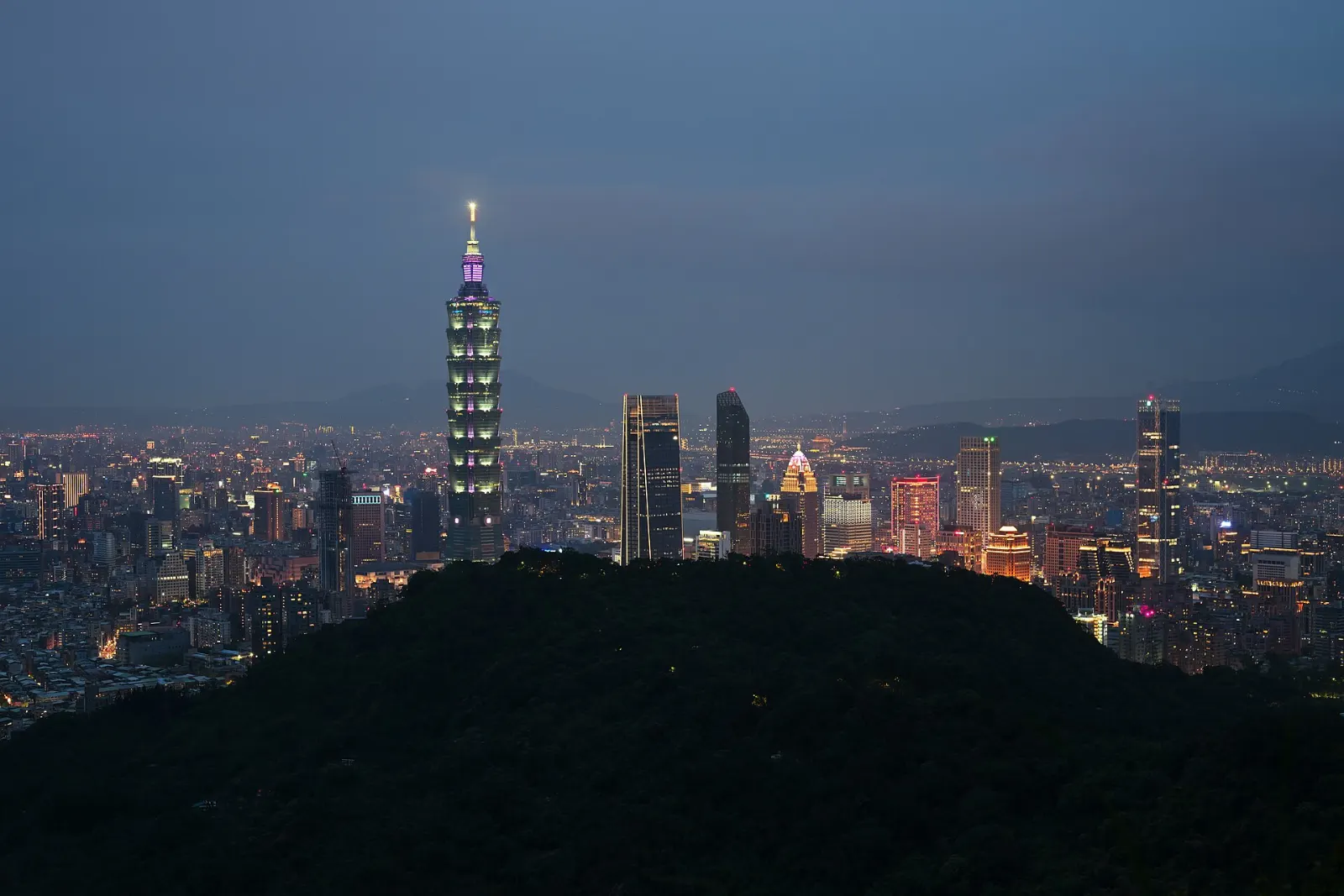 Stone steps and viewing rocks on the Elephant Mountain trail above Taipei, Taiwan