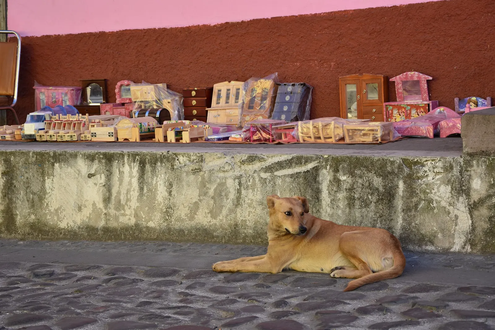 Craft stalls and shops in the center of Tlalpujahua, Michoacán