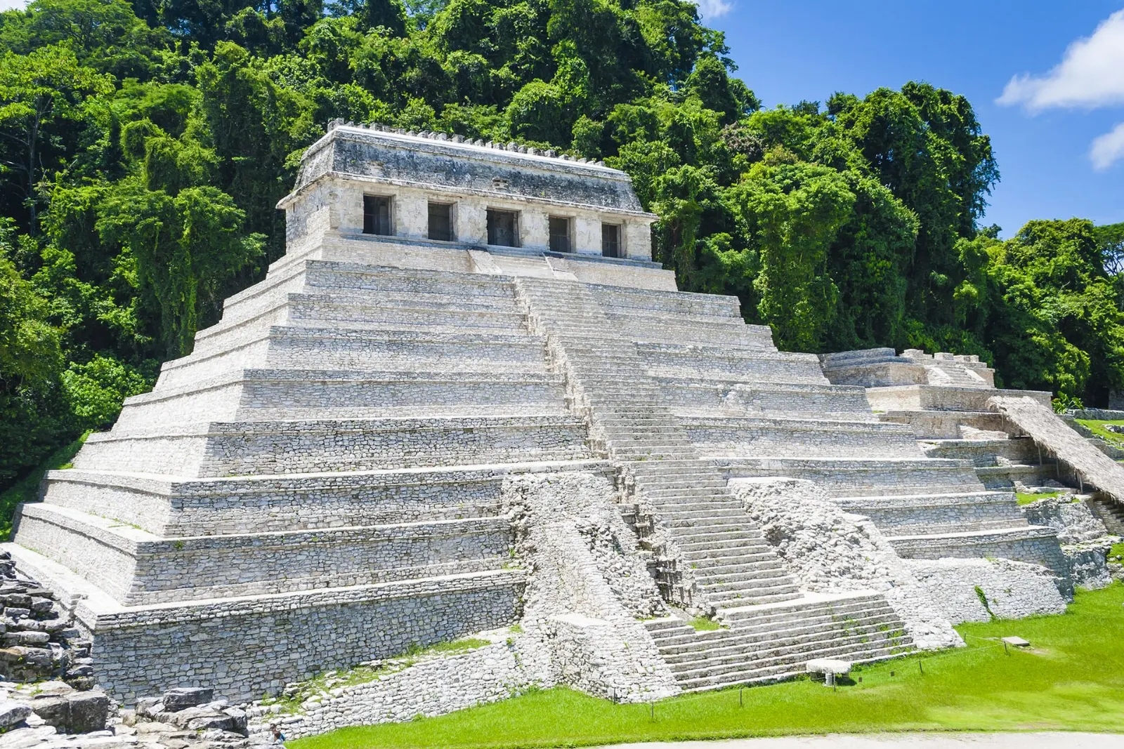 The stepped Temple of the Inscriptions at Palenque rising above the jungle, Yaxchilán, Chiapas