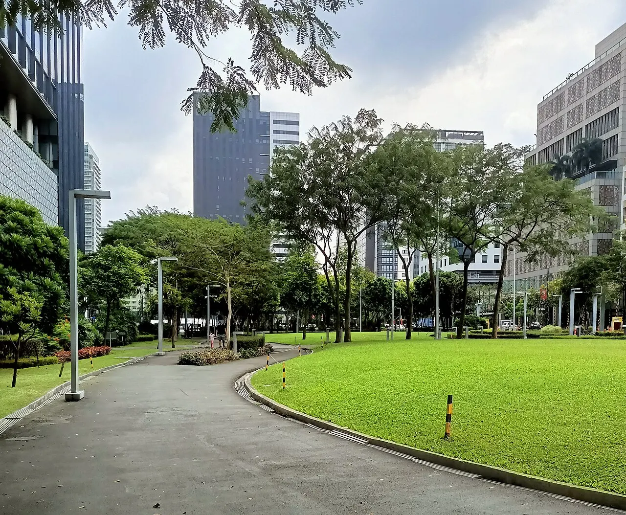 Track 30th, Taguig, National Capital Region, Philippines