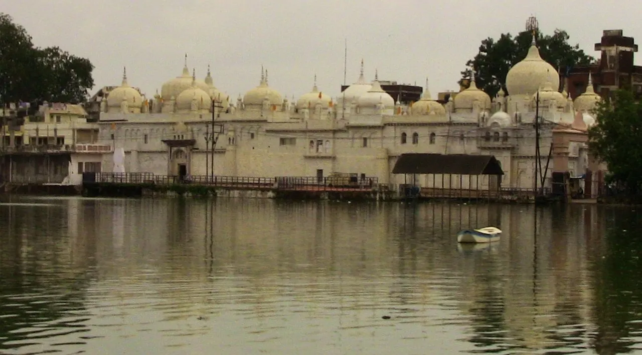 Hanumantal Bada Jain Mandir, Jabalpur, Madhya Pradesh, India