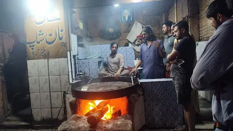 Khan Chappal Kebab Restaurant in Lahore, Punjab
