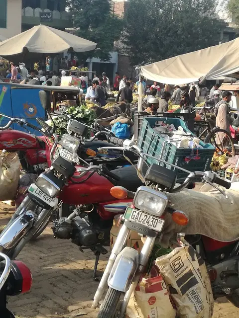 Kamoki Main Market in Kāmoke, Punjab