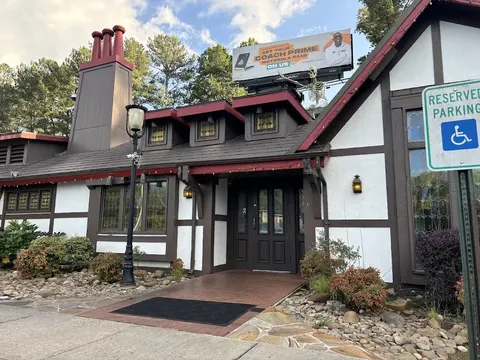North River Tavern in Sandy Springs, GA