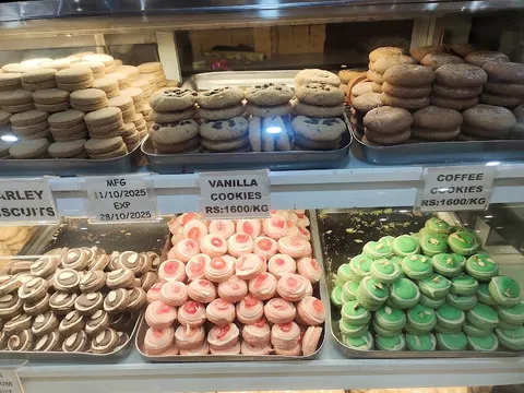 Tohfa Sweets, Bakers & Nazarah Cafe تحفہ سوئیٹس، بیکرز اینڈ نظارہ کیفے in Burewala, Punjab