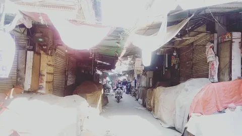 Kamoki Main Market in Kāmoke, Punjab