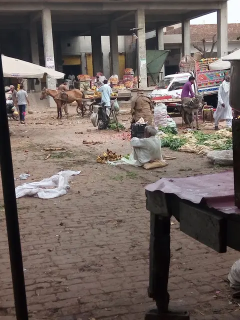 Kamoki Main Market in Kāmoke, Punjab