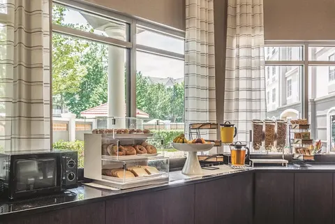 La Quinta Inn & Suites by Wyndham Atlanta Perimeter Medical in Sandy Springs, GA