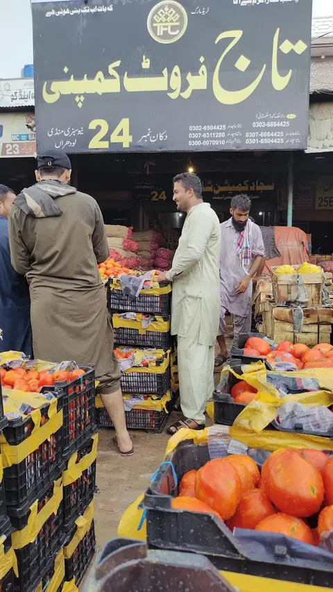 Sabzi Mandi Lodhran in Lodhrān, Punjab